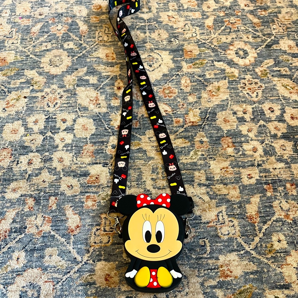 ***PLANNING A DISNEY TRIP*** NWT Minnie Mouse change purse with lanyard